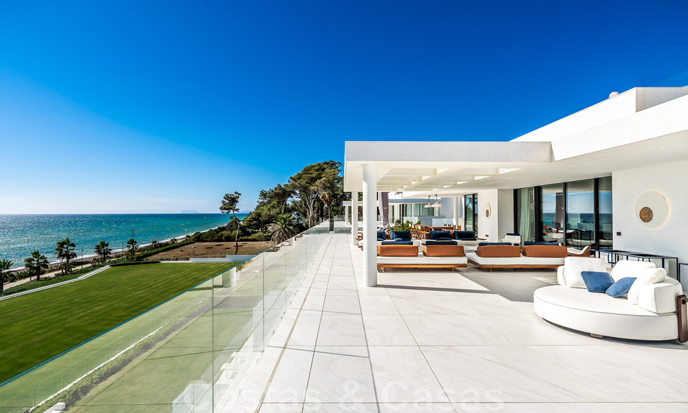 Instapklaar, modern, ultra-luxueus penthouse te koop, eerstelijnstrand, met open zeezicht, tussen Marbella en Estepona 48245