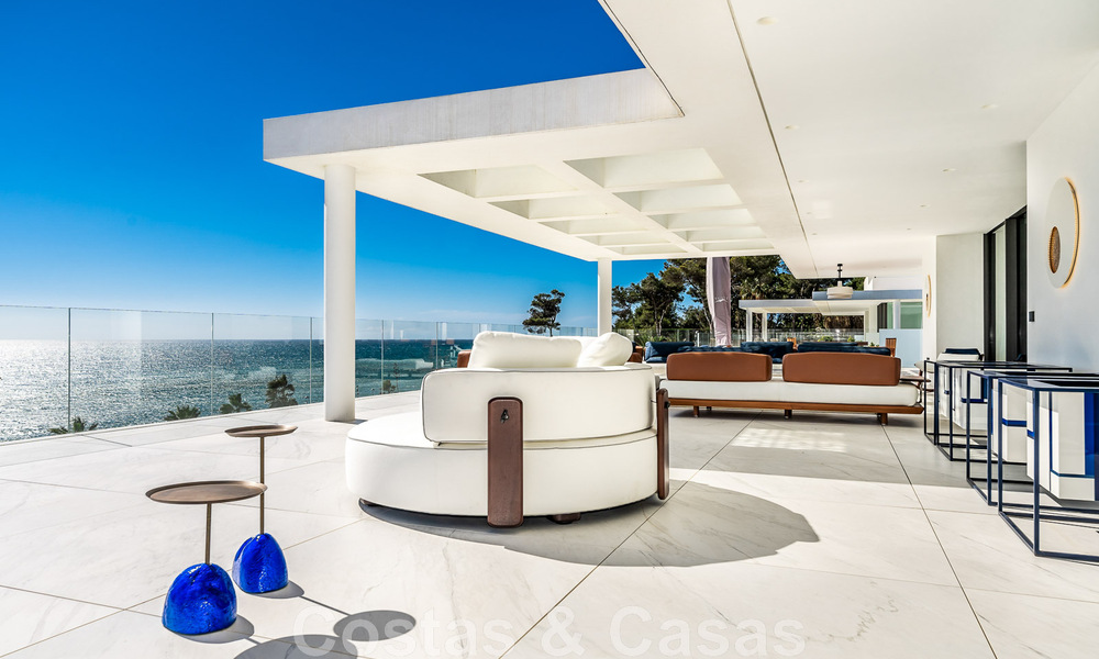 Instapklaar, modern, ultra-luxueus penthouse te koop, eerstelijnstrand, met open zeezicht, tussen Marbella en Estepona 48246