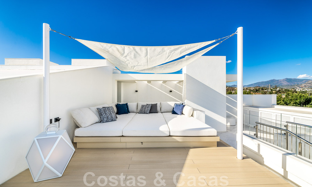 Instapklaar, modern, ultra-luxueus penthouse te koop, eerstelijnstrand, met open zeezicht, tussen Marbella en Estepona 48249