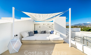 Instapklaar, modern, ultra-luxueus penthouse te koop, eerstelijnstrand, met open zeezicht, tussen Marbella en Estepona 48249 