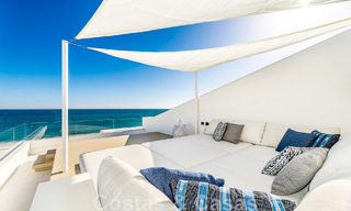 Instapklaar, modern, ultra-luxueus penthouse te koop, eerstelijnstrand, met open zeezicht, tussen Marbella en Estepona 48250 