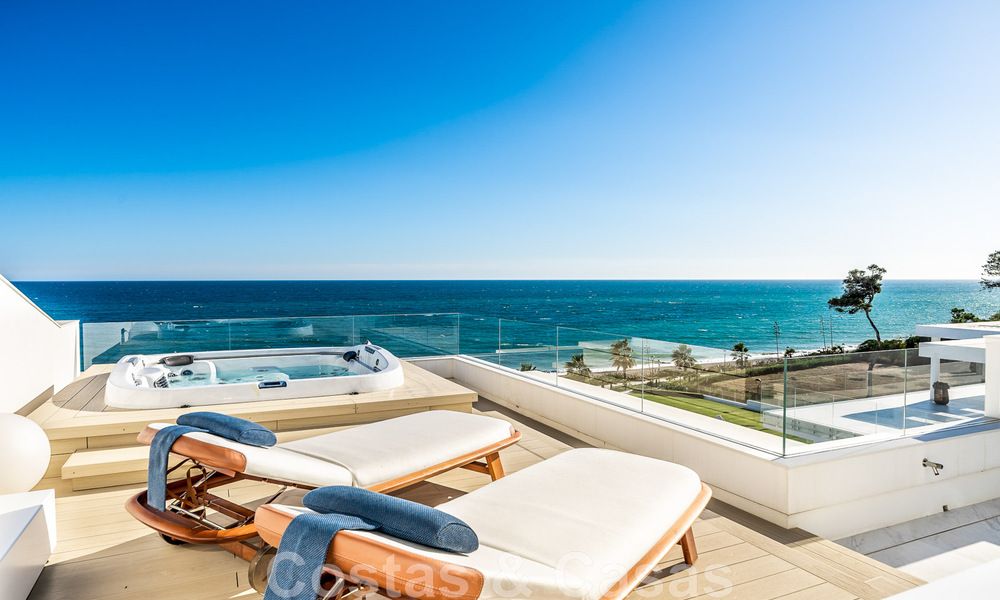 Instapklaar, modern, ultra-luxueus penthouse te koop, eerstelijnstrand, met open zeezicht, tussen Marbella en Estepona 48251