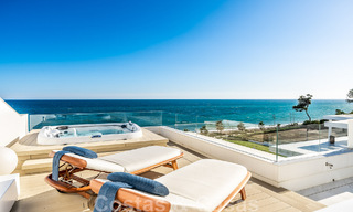 Instapklaar, modern, ultra-luxueus penthouse te koop, eerstelijnstrand, met open zeezicht, tussen Marbella en Estepona 48251 