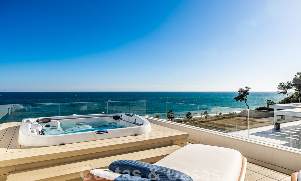 Instapklaar, modern, ultra-luxueus penthouse te koop, eerstelijnstrand, met open zeezicht, tussen Marbella en Estepona 48252