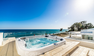 Instapklaar, modern, ultra-luxueus penthouse te koop, eerstelijnstrand, met open zeezicht, tussen Marbella en Estepona 48253 