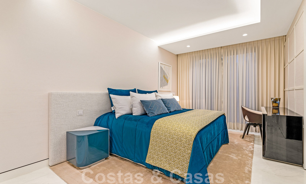 Instapklaar, modern, ultra-luxueus penthouse te koop, eerstelijnstrand, met open zeezicht, tussen Marbella en Estepona 48255