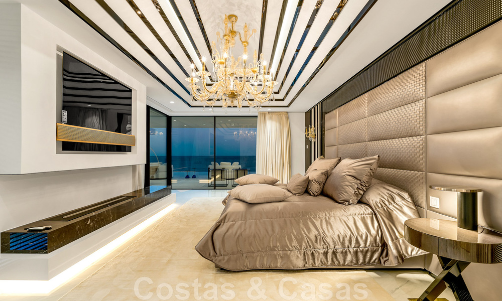 Instapklaar, modern, ultra-luxueus penthouse te koop, eerstelijnstrand, met open zeezicht, tussen Marbella en Estepona 48256