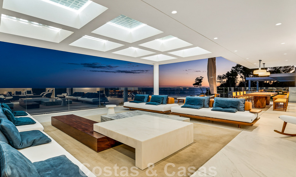 Instapklaar, modern, ultra-luxueus penthouse te koop, eerstelijnstrand, met open zeezicht, tussen Marbella en Estepona 48260