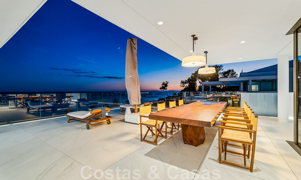 Instapklaar, modern, ultra-luxueus penthouse te koop, eerstelijnstrand, met open zeezicht, tussen Marbella en Estepona 48262