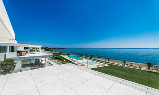 Instapklaar, modern, ultra-luxueus penthouse te koop, eerstelijnstrand, met open zeezicht, tussen Marbella en Estepona 48264 