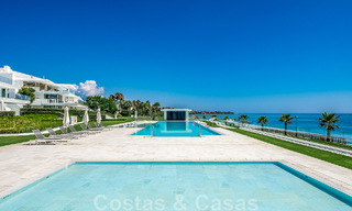 Instapklaar, modern, ultra-luxueus penthouse te koop, eerstelijnstrand, met open zeezicht, tussen Marbella en Estepona 48265 