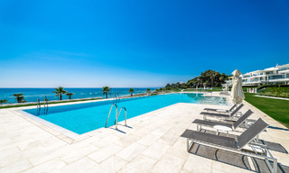 Instapklaar, modern, ultra-luxueus penthouse te koop, eerstelijnstrand, met open zeezicht, tussen Marbella en Estepona 48266 