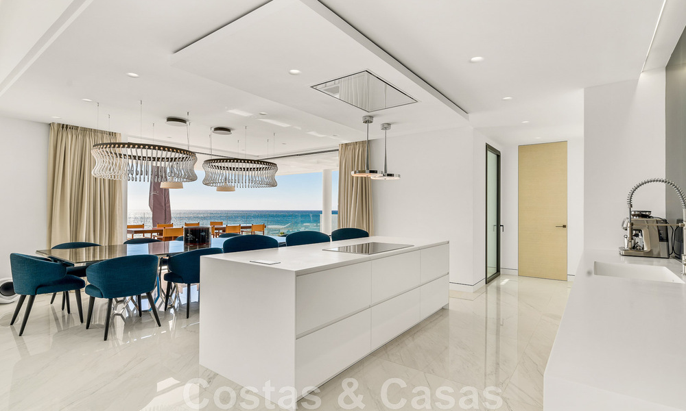 Instapklaar, modern, ultra-luxueus penthouse te koop, eerstelijnstrand, met open zeezicht, tussen Marbella en Estepona 48268