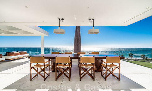 Instapklaar, modern, ultra-luxueus penthouse te koop, eerstelijnstrand, met open zeezicht, tussen Marbella en Estepona 48269