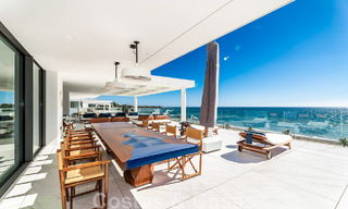 Instapklaar, modern, ultra-luxueus penthouse te koop, eerstelijnstrand, met open zeezicht, tussen Marbella en Estepona 48270 