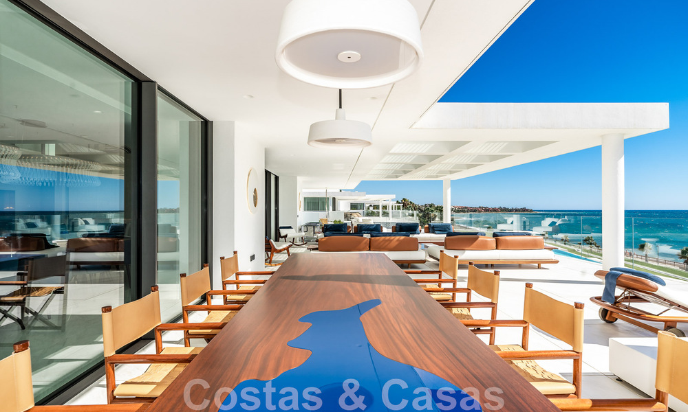 Instapklaar, modern, ultra-luxueus penthouse te koop, eerstelijnstrand, met open zeezicht, tussen Marbella en Estepona 48271