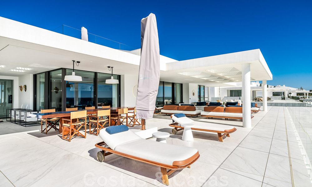 Instapklaar, modern, ultra-luxueus penthouse te koop, eerstelijnstrand, met open zeezicht, tussen Marbella en Estepona 48272