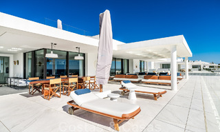 Instapklaar, modern, ultra-luxueus penthouse te koop, eerstelijnstrand, met open zeezicht, tussen Marbella en Estepona 48272 