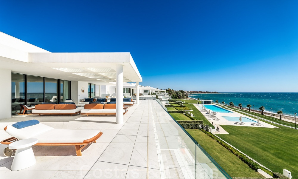 Instapklaar, modern, ultra-luxueus penthouse te koop, eerstelijnstrand, met open zeezicht, tussen Marbella en Estepona 48273
