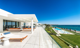Instapklaar, modern, ultra-luxueus penthouse te koop, eerstelijnstrand, met open zeezicht, tussen Marbella en Estepona 48273 