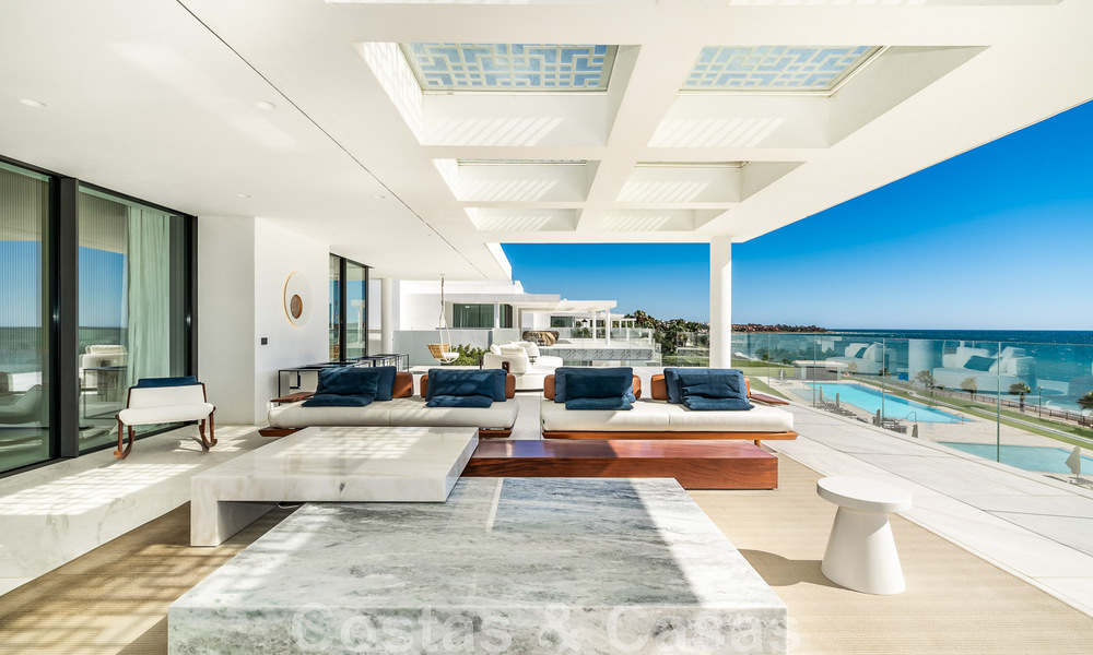 Instapklaar, modern, ultra-luxueus penthouse te koop, eerstelijnstrand, met open zeezicht, tussen Marbella en Estepona 48275