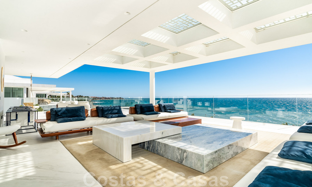 Instapklaar, modern, ultra-luxueus penthouse te koop, eerstelijnstrand, met open zeezicht, tussen Marbella en Estepona 48276
