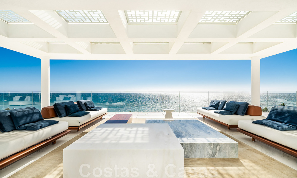 Instapklaar, modern, ultra-luxueus penthouse te koop, eerstelijnstrand, met open zeezicht, tussen Marbella en Estepona 48277