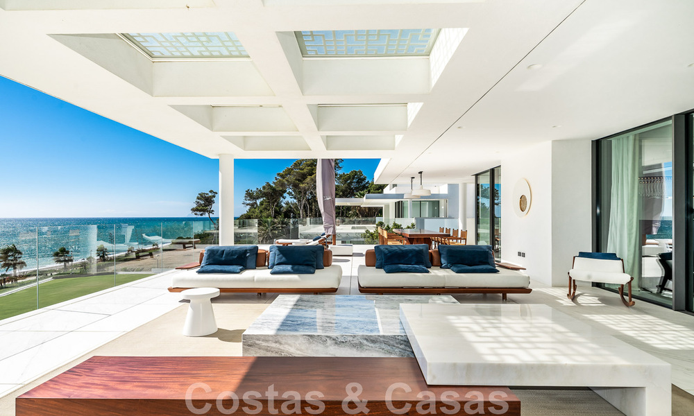 Instapklaar, modern, ultra-luxueus penthouse te koop, eerstelijnstrand, met open zeezicht, tussen Marbella en Estepona 48280