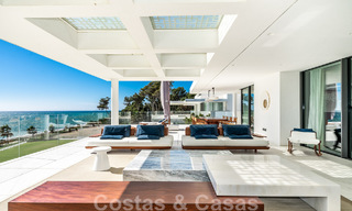 Instapklaar, modern, ultra-luxueus penthouse te koop, eerstelijnstrand, met open zeezicht, tussen Marbella en Estepona 48280 