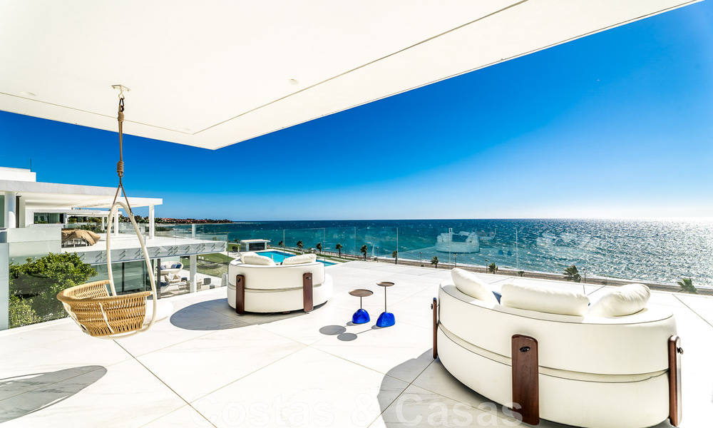 Instapklaar, modern, ultra-luxueus penthouse te koop, eerstelijnstrand, met open zeezicht, tussen Marbella en Estepona 48281