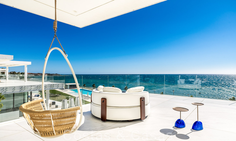 Instapklaar, modern, ultra-luxueus penthouse te koop, eerstelijnstrand, met open zeezicht, tussen Marbella en Estepona 48282