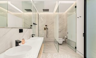 Instapklaar, modern, ultra-luxueus penthouse te koop, eerstelijnstrand, met open zeezicht, tussen Marbella en Estepona 48289 