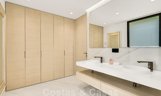 Instapklaar, modern, ultra-luxueus penthouse te koop, eerstelijnstrand, met open zeezicht, tussen Marbella en Estepona 48290 