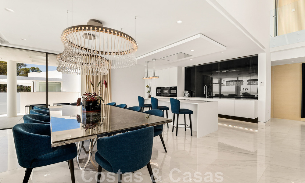 Instapklaar, modern, ultra-luxueus penthouse te koop, eerstelijnstrand, met open zeezicht, tussen Marbella en Estepona 48297