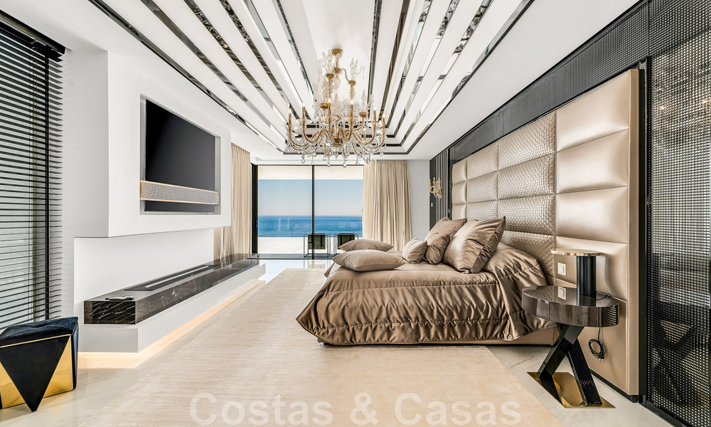 Instapklaar, modern, ultra-luxueus penthouse te koop, eerstelijnstrand, met open zeezicht, tussen Marbella en Estepona 48299