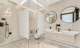 Instapklaar, modern, ultra-luxueus penthouse te koop, eerstelijnstrand, met open zeezicht, tussen Marbella en Estepona 48301 