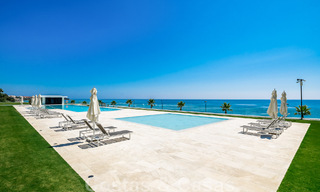 Instapklaar, modern, ultra-luxueus penthouse te koop, eerstelijnstrand, met open zeezicht, tussen Marbella en Estepona 48302 