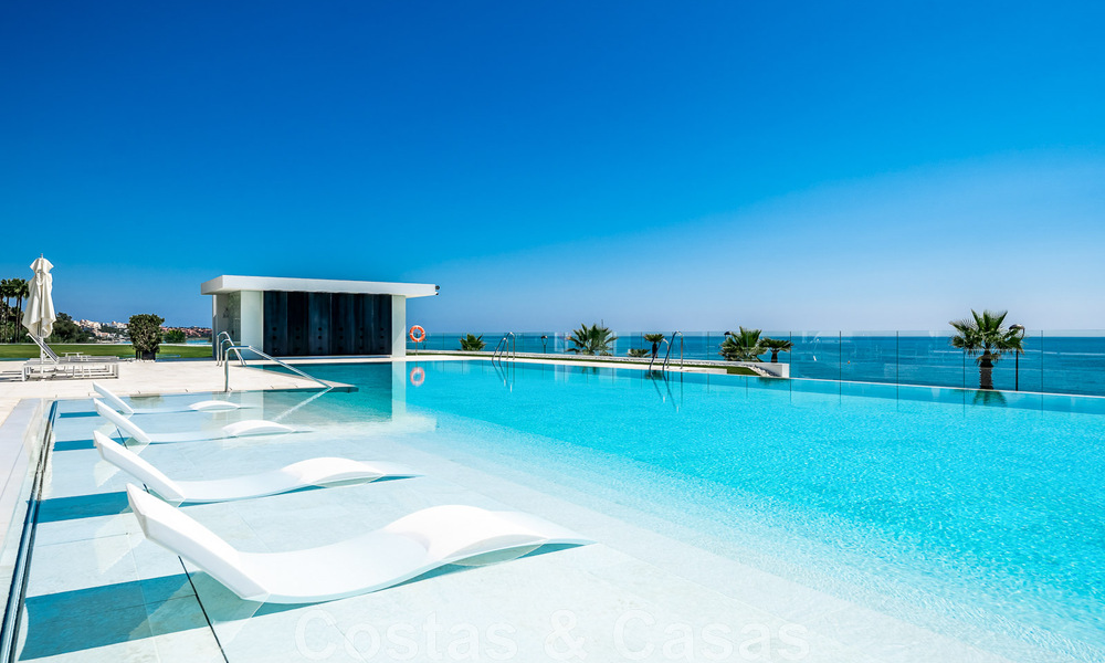 Instapklaar, modern, ultra-luxueus penthouse te koop, eerstelijnstrand, met open zeezicht, tussen Marbella en Estepona 48303