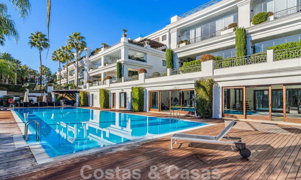Instapklaar appartement te koop in een exclusief strandcomplex met open zeezicht op loopafstand van Estepona centrum 49294