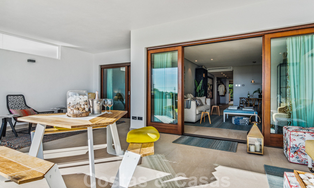 Instapklaar appartement te koop in een exclusief strandcomplex met open zeezicht op loopafstand van Estepona centrum 49297