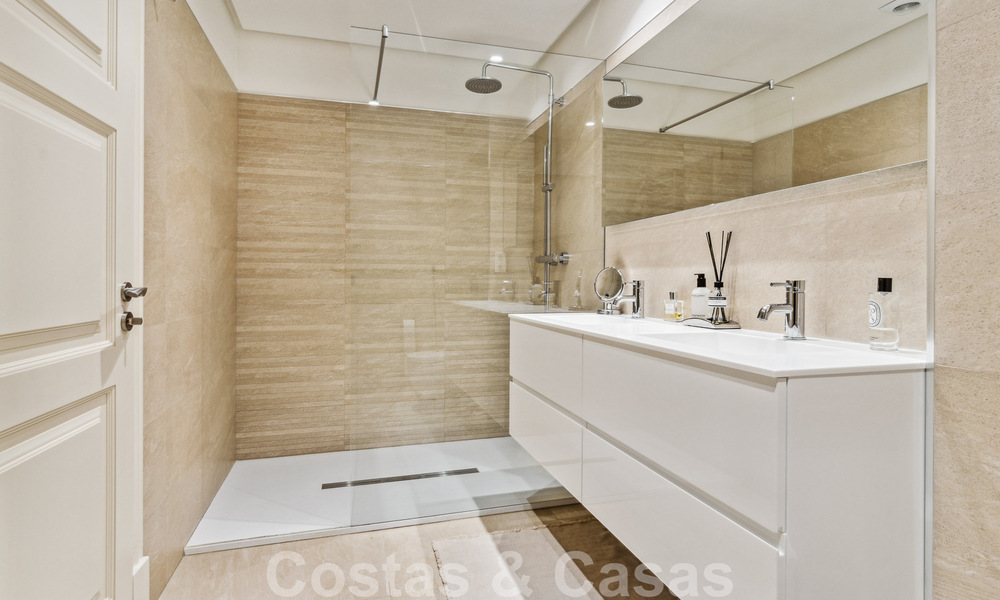Instapklaar appartement te koop in een exclusief strandcomplex met open zeezicht op loopafstand van Estepona centrum 49300