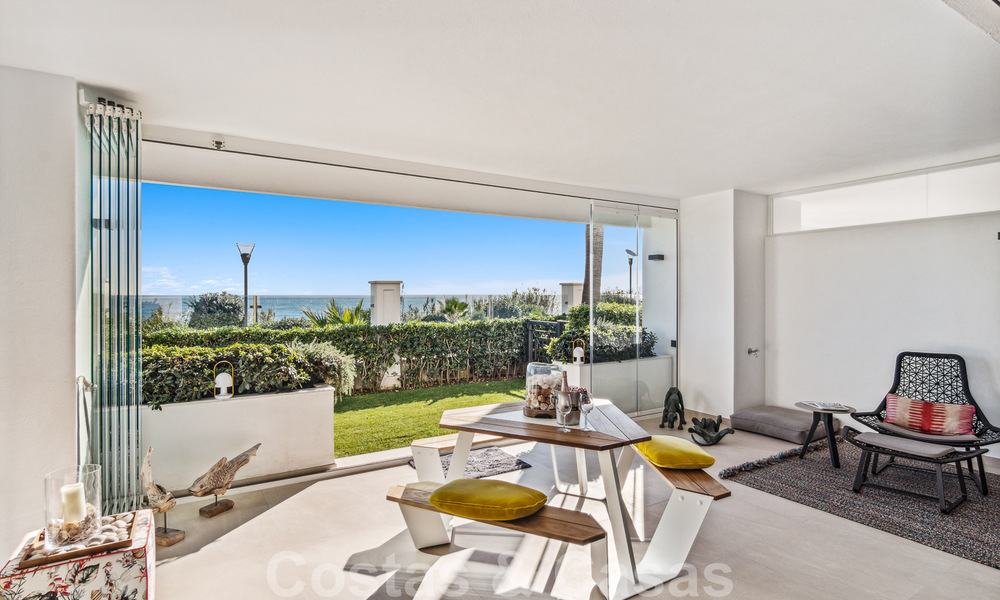 Instapklaar appartement te koop in een exclusief strandcomplex met open zeezicht op loopafstand van Estepona centrum 49306