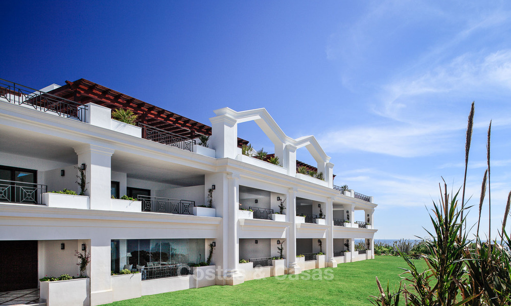 Instapklaar appartement te koop in een exclusief strandcomplex met open zeezicht op loopafstand van Estepona centrum 49311