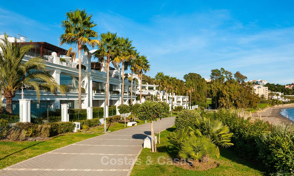 Instapklaar appartement te koop in een exclusief strandcomplex met open zeezicht op loopafstand van Estepona centrum 49312