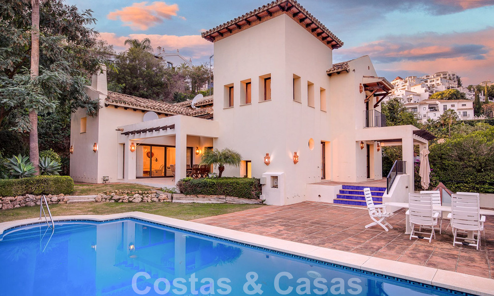 Vrijstaande Andalusische villa te koop met veel potentieel, gelegen op een hoge positie, omgeven door golfbanen in Benahavis - Marbella 49618