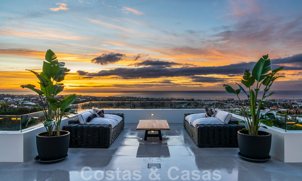 Exclusieve designvilla met panoramisch zeezicht te koop in het een vijfsterren golfresort in Marbella - Benahavis 48830