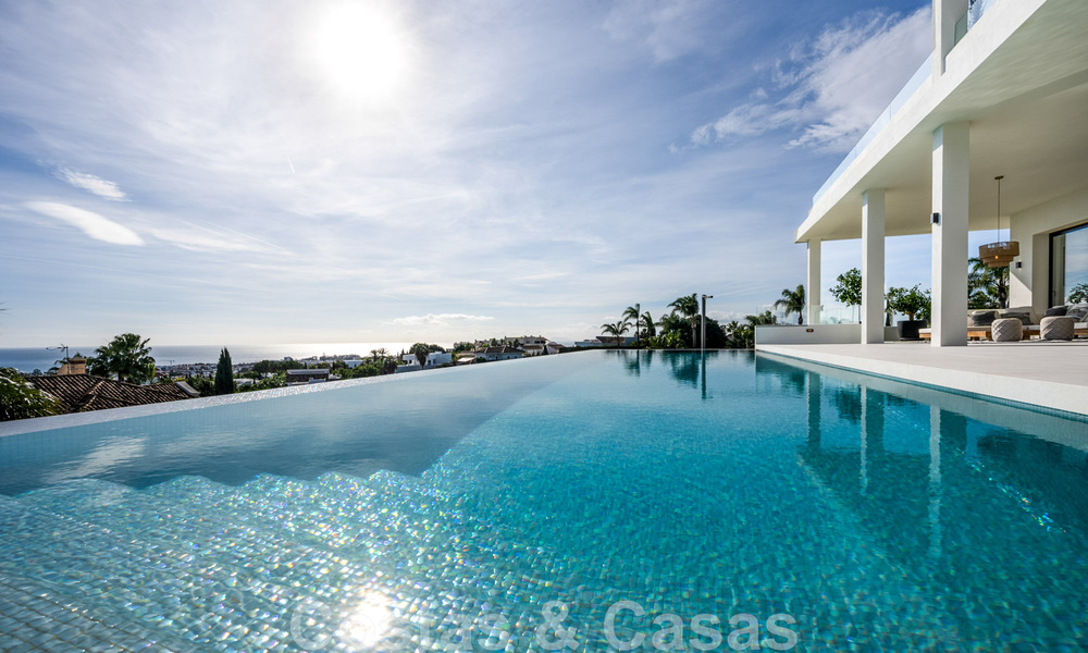 Exclusieve designvilla met panoramisch zeezicht te koop in het een vijfsterren golfresort in Marbella - Benahavis 48854