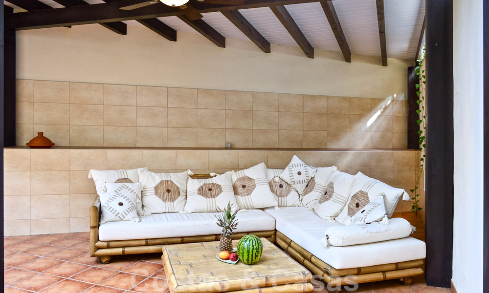 Charmante rijwoning te koop in een eerstelijnstrand complex ten oosten van Marbella centrum 49665