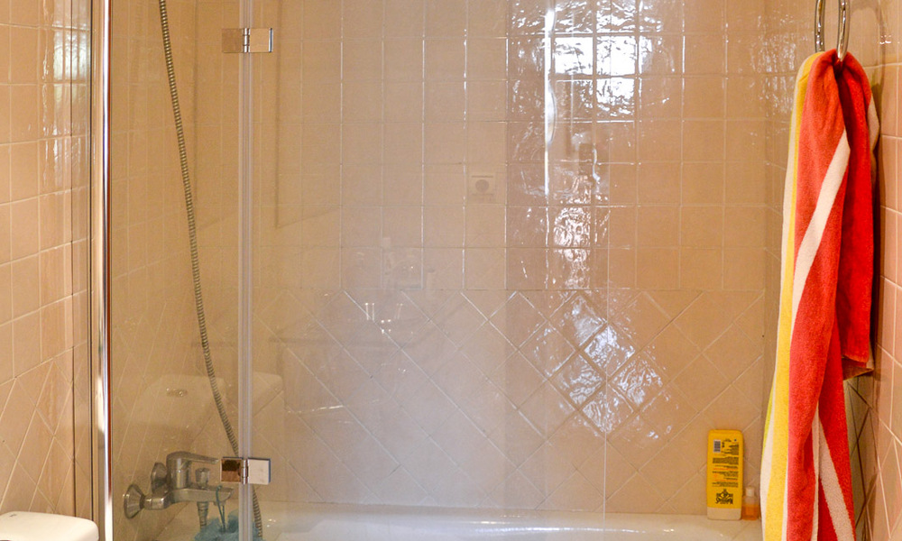 Charmante rijwoning te koop in een eerstelijnstrand complex ten oosten van Marbella centrum 49669