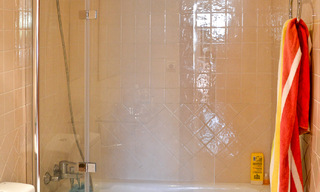 Charmante rijwoning te koop in een eerstelijnstrand complex ten oosten van Marbella centrum 49669 